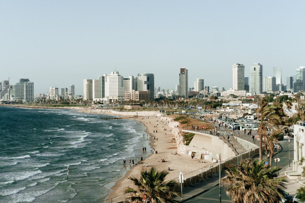 الناس على شاطئ البحر في تل أبيب ، Real esate في إسرائيل